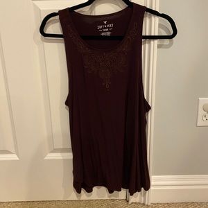 Maroon American eagle tank top with pattern on top